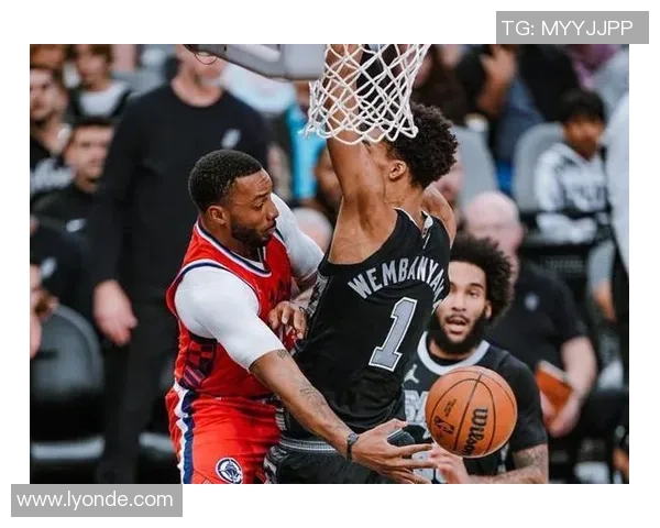 2015年NBA季后赛首战快船对决马刺精彩回顾与赛况分析